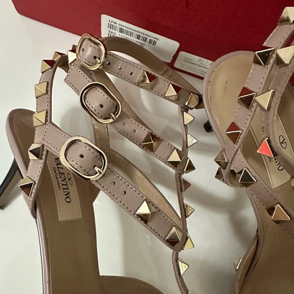 Valentino Rockstud Caged 65 Leather Ankle Strap Pump, size 38.5 - Picture 3 of 12